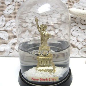 NEW YORK CITY Souvenir Vintage SNOW GLOBE Statue of Liberty Snow Plastic